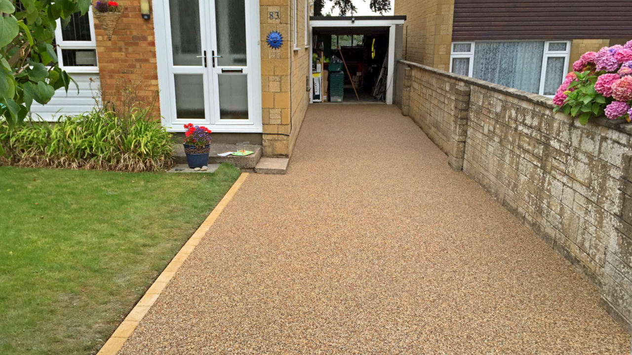 Resin Bound Stone Driveway in London. Ocean Pearl gravel