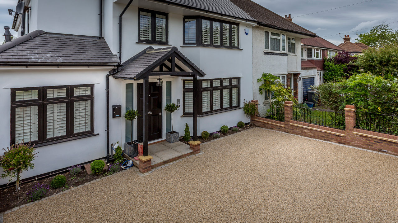 Resin Bound Stone Driveway in Barnet Summer Pearl gravel