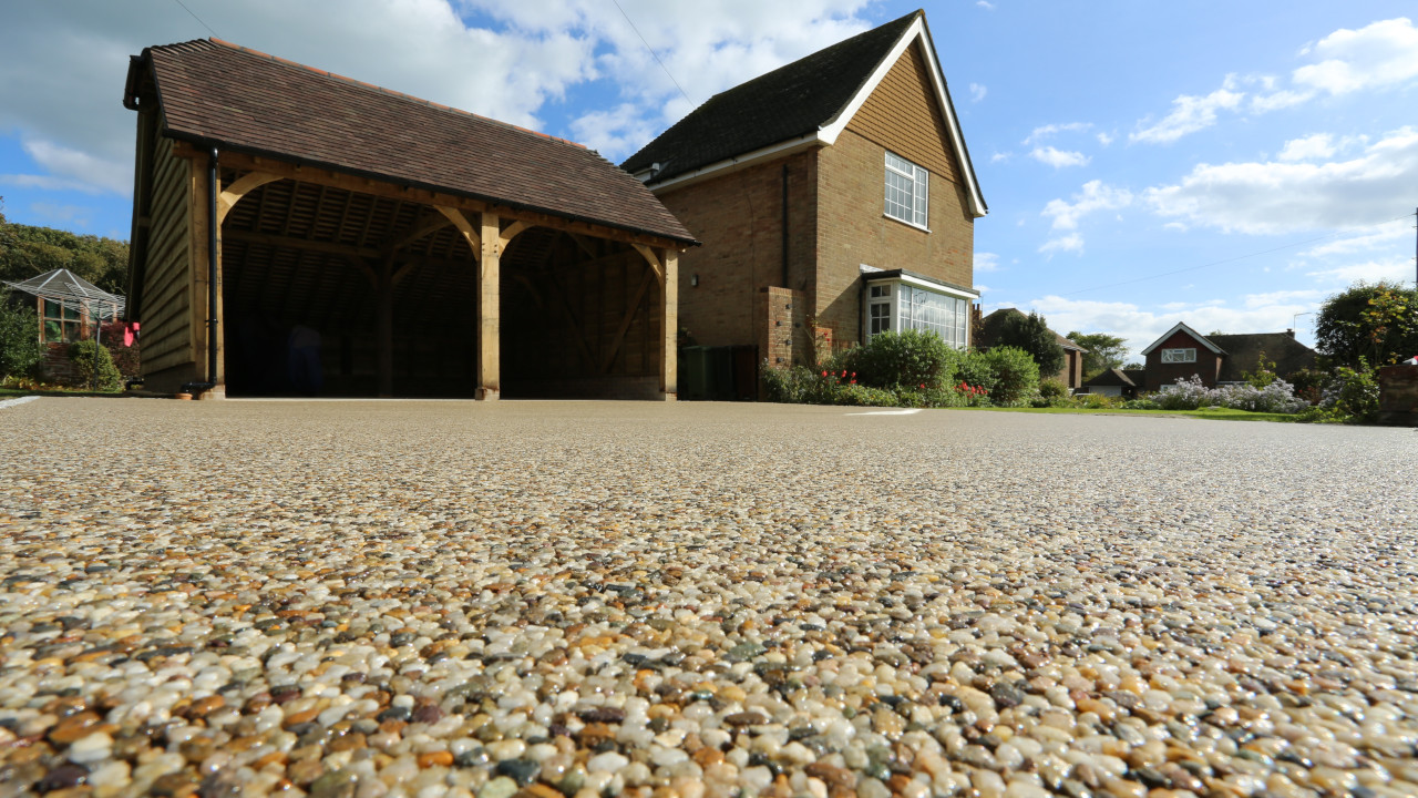 Resin Bound Stone Driveway in Brighton Summer Pearl gravel