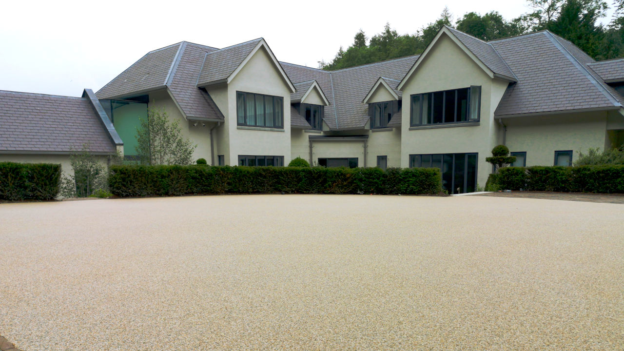 Resin Bound Stone Driveway in London White marble gravel
