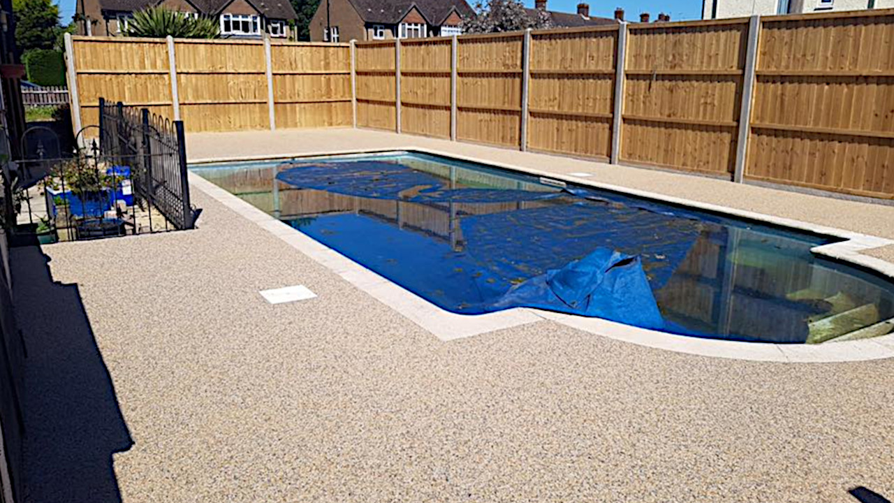 Resin Bound Stone swimming pool surrounding Fayre Fleck